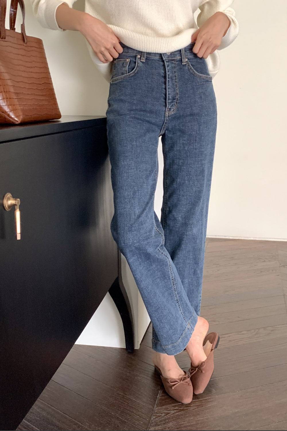 Semi Wide Hidden Banding Jeans